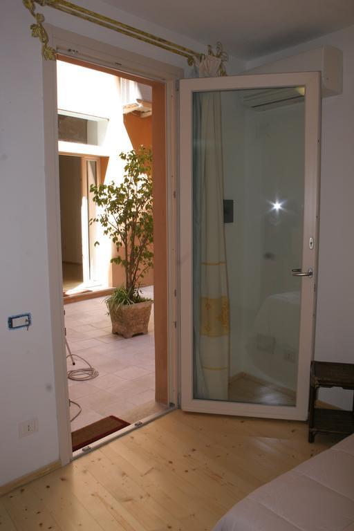 カリアリ Note Sulla Piazza Bed & Breakfast エクステリア 写真